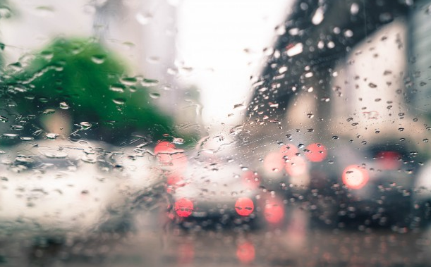 Vidro do carro embaçado: dicas de como evitar