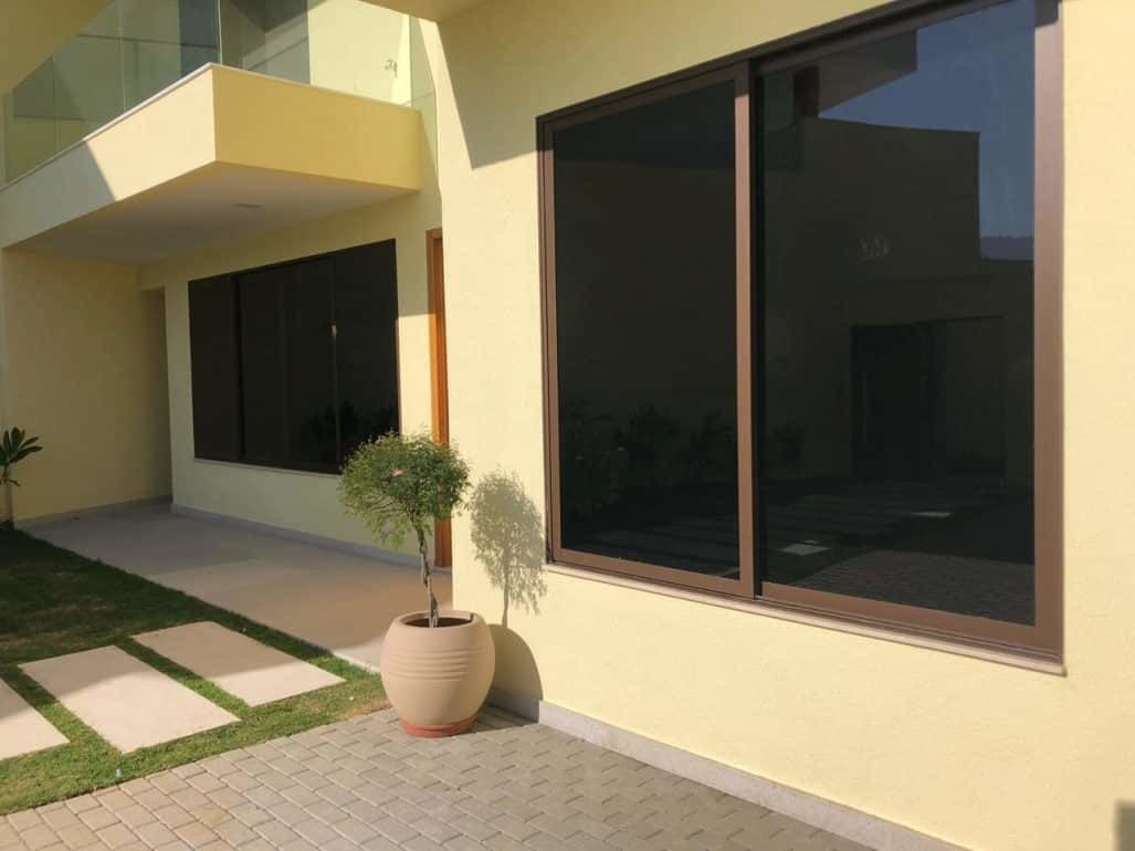 Casa com janelas grandes protegidas por película de controle solar